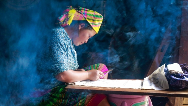 Nghệ thuật vẽ sáp ong trên vải - di sản của phụ nữ Mông