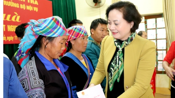 Bộ trưởng Bộ Nội vụ Phạm Thị Thanh Trà trao 200 căn nhà tình nghĩa