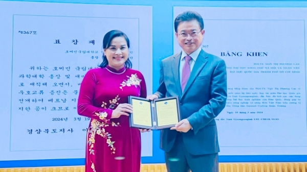 PGS.TS Ngô Thị Phương Lan nhận bằng khen của Thống đốc tỉnh Gyeongsangbuk