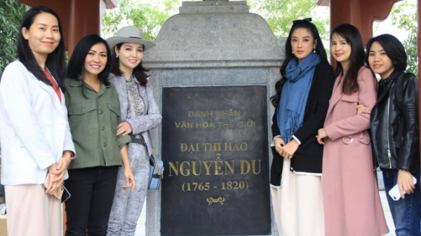 Đạo diễn Mai Thu Huyền viếng mộ Nguyễn Du trước khi công chiếu ‘Kiều”