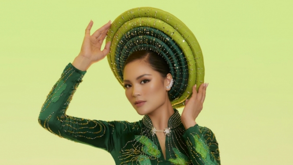 Người đẹp Vân Anh mang trang phục dân tộc đến Hoa hậu Trái Đất