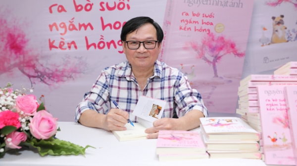 Nhà văn Nguyễn Nhật Ánh ra bờ suối ngắm hoa kèn hồng