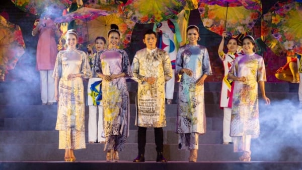 Nhà tạo mẫu Việt Hùng mang áo dài về Lễ hội Làng Sen