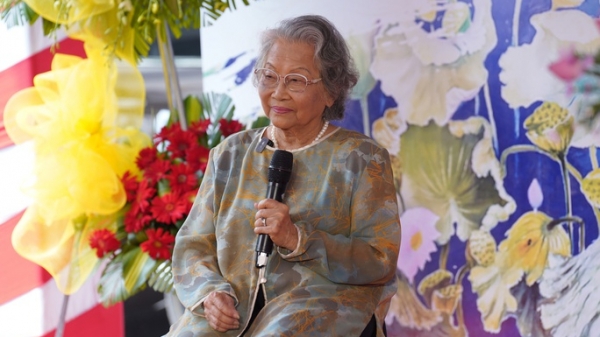 Họa sĩ Nguyễn Thị Tâm tìm thêm vẻ đẹp hoa sen ở tuổi 86