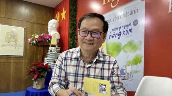 Nhà văn Nguyễn Nhật Ánh gặp những người hàng xóm dịp Giáng Sinh