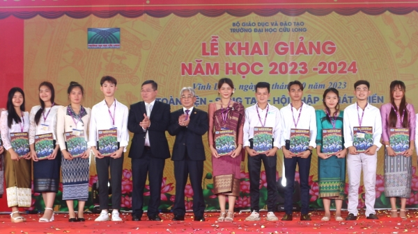 Trường Đại học Cửu Long tiếp tục đón 44 sinh viên Lào, Campuchia