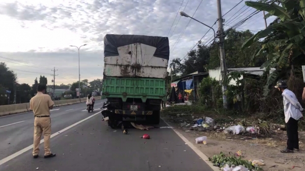 Xe máy tông xe tải dừng bên đường, một người tử vong