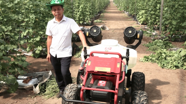 Xem robot nông nghiệp RG150 chăm sóc vườn cây