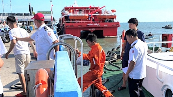 Tàu Tân Cảng Sài Gòn cứu hộ thành công 2 ngư dân rơi xuống biển
