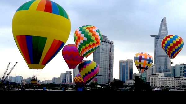 Khinh khí cầu kéo đại kỳ 1.800 m2 trên bầu trời Sài Gòn