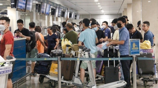Lượng khách đổ về sân bay Tân Sơn Nhất tăng cao