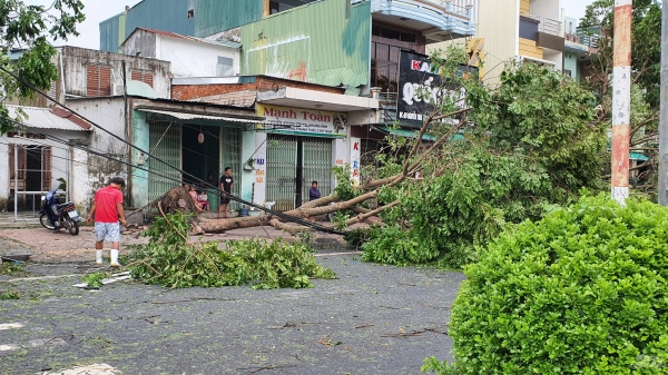 Thiệt hại sau bão số 9: Hàng ngàn ngôi nhà hư hại, 360 xã mất điện