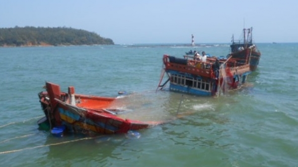 Một tàu cá bị chìm do sóng đánh, 7 thuyền viên thoát nạn