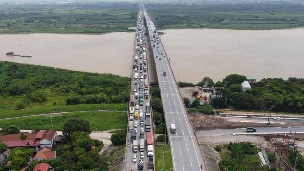 Đề nghị Hà Nội thông đường cho xe tải ‘mắc kẹt’ tại chốt y tế