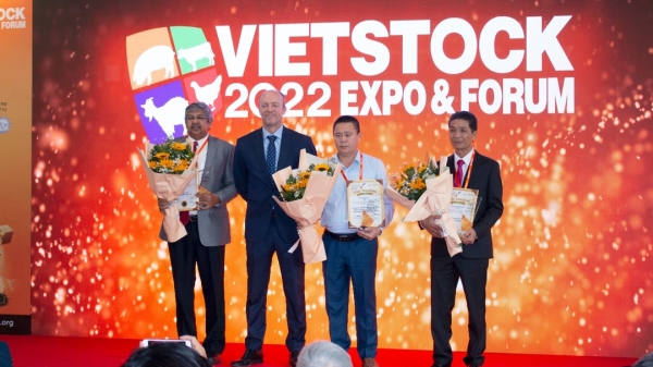 Hùng Nhơn Group được Vietstock Awards 2022 vinh danh 'Trang trại gà thịt tốt nhất'