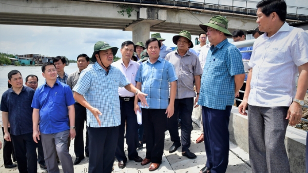 Bộ trưởng Lê Minh Hoan khảo sát tình hình sạt lở tại Cà Mau