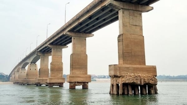 Thủy điện trên sông Đà sắp xả tỉ m3 nước, cầu Trung Hà trơ móng trụ