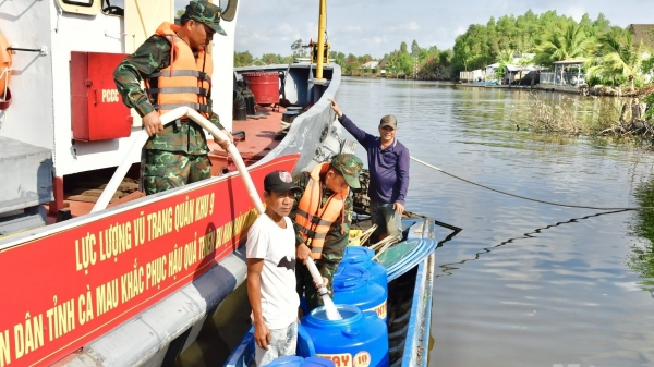 Quân khu 9 vận chuyển nước ngọt cấp miễn phí cho người dân Cà Mau