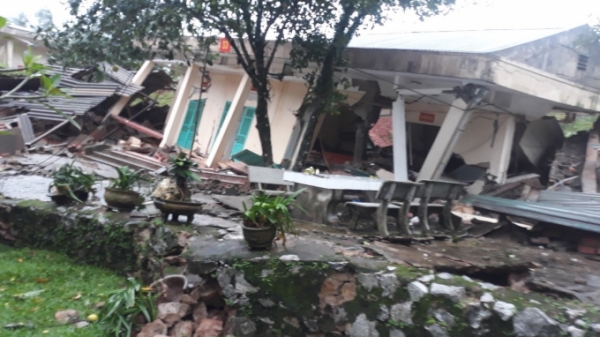 Quảng Bình: Quốc lộ 12A bị xé toang sau lũ, sập trụ sở Đồn Biên phòng