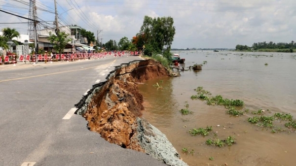 Hơn 40 mét quốc lộ 91 ở An Giang bị sụp xuống sông Hậu