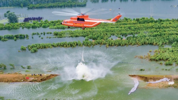 Lũ lụt phức tạp, Trung Quốc huy động trực thăng đắp bờ bao