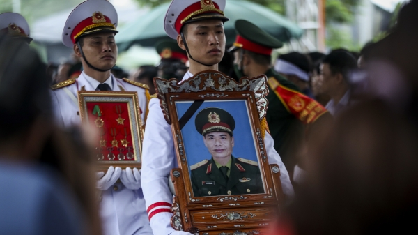 Người dân quê nhà đưa tiễn Thiếu tướng Nguyễn Hữu Hùng