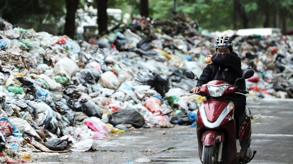 Hà Nội ngập rác khi dân chặn xe vào bãi rác Nam Sơn