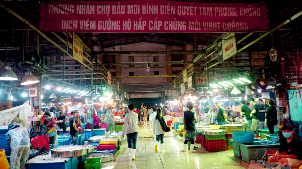 Đêm nhộn nhịp ở chợ đầu mối lớn nhất Sài Gòn dịp cận Tết nguyên đán