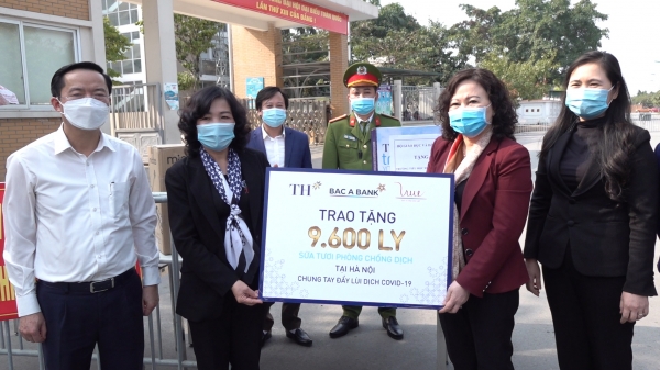 Học sinh Xuân Phương nhận 9.600 ly sữa chống dịch Covid-19
