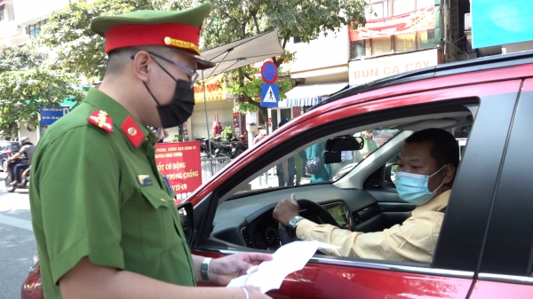 Lập chốt kiểm tra giấy tờ trên nhiều tuyến phố Hà Nội