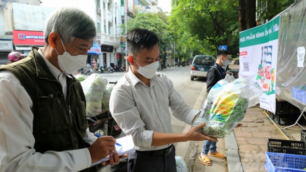 Đổi rác phế liệu lấy thực phẩm ở Hà Nội