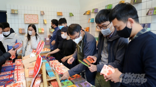 Giới trẻ Hà Nội chen chân, xếp hàng mua socola trong ngày lễ Valentine