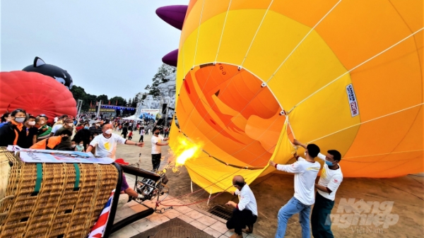 Rực rỡ sắc màu khinh khí cầu lần đầu xuất hiện ở thành Tuyên
