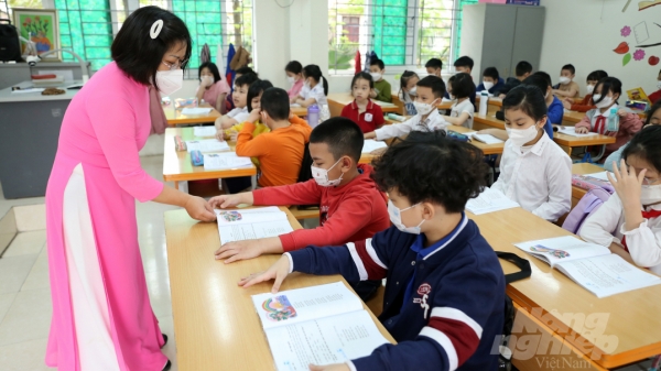 Học sinh lớp 1-6 ở Hà Nội trở lại trường