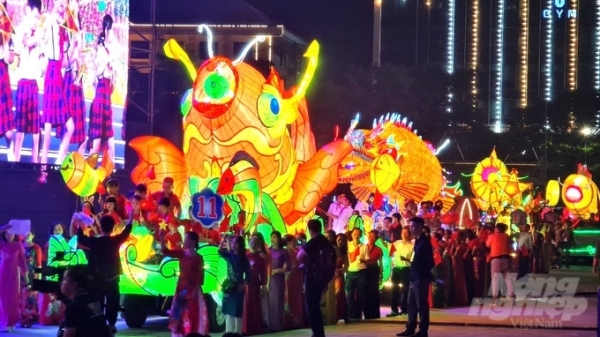 Lễ hội thành Tuyên rực rỡ sắc màu đèn trung thu lớn nhất Việt Nam
