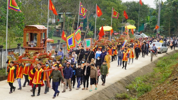 Hàng nghìn người tham gia lễ hội rước báu vật vua Hàm Nghi