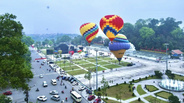Người dân nô nức xem trình diễn khinh khí cầu tại Tuyên Quang