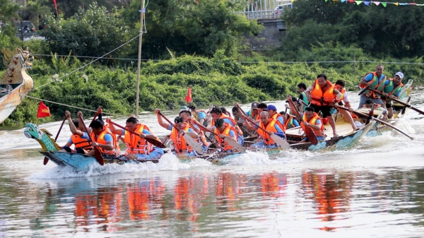 Hàng nghìn người tham gia Lễ hội đua thuyền trên sông Rào Cái