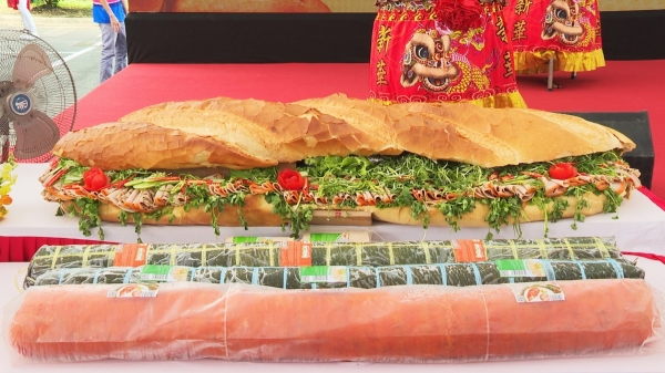 Ổ bánh mì nặng hơn 11kg được xác lập kỷ lục lớn nhất Việt Nam