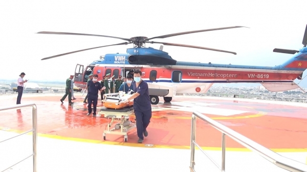 Trực thăng đưa 2 bệnh nhân nguy kịch về đất liền điều trị