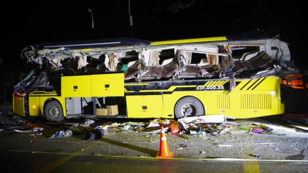 Xuyên đêm cứu nạn nhân vụ xe container đâm ôtô giường nằm khiến 5 người tử vong