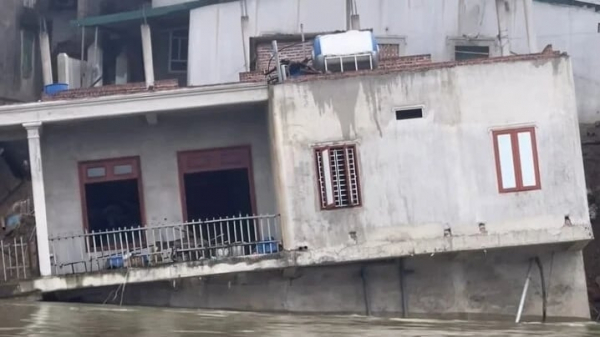 Sạt lở bờ sông, một ngôi nhà bị nhấn chìm xuống sông Cầu