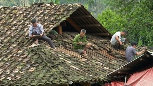 Huy động cả thôn giúp người dân dựng lại nhà sau giông lốc