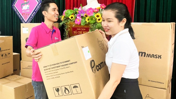 Trao tặng 55.000 khẩu trang y tế cho 10 trường học tại Đà Nẵng