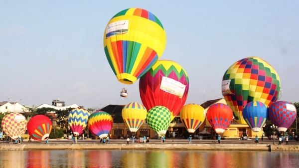 Hàng ngàn người trải nghiệm bay khinh khí cầu tại Lễ hội sầu riêng Krông Pắk