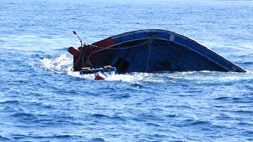 Bình Thuận: Cứu hộ 4/5 ngư dân trên tàu cá bị chìm