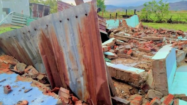 Ninh Thuận: Lốc xoáy khiến 110 nhà bị tốc mái, sập