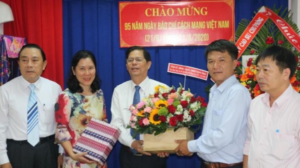 Chủ tịch tỉnh Khánh Hòa thăm Văn phòng Báo Nông nghiệp Việt Nam tại Nha Trang