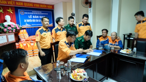 39 thuyền viên cùng tàu cá Quang Nam gặp nạn đã vào bờ an toàn