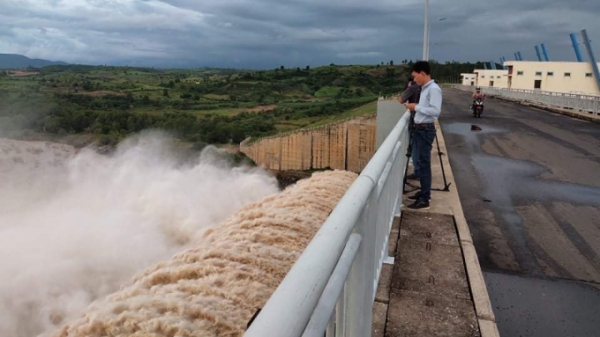 Hồ thủy điện sông Ba Hạ xả lũ với lưu lượng 2.400m3/s.